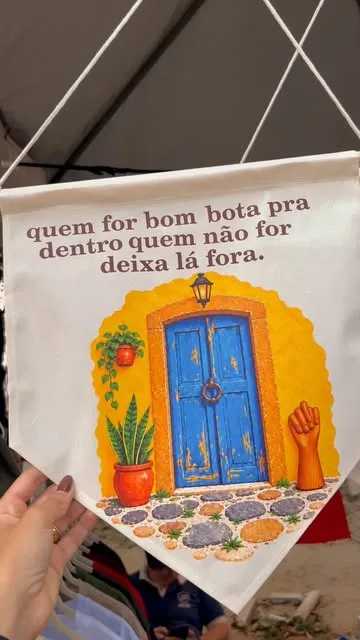 Post do Instagram da Tá Escrito. As flâmulas da Tá Escrito chegaram