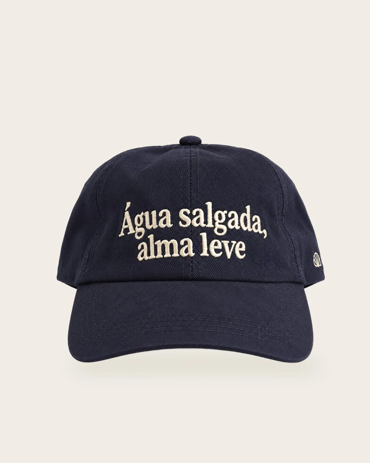 Boné Água salgada, alma leve azul-marinho. Frase Água salgada, alma leve.