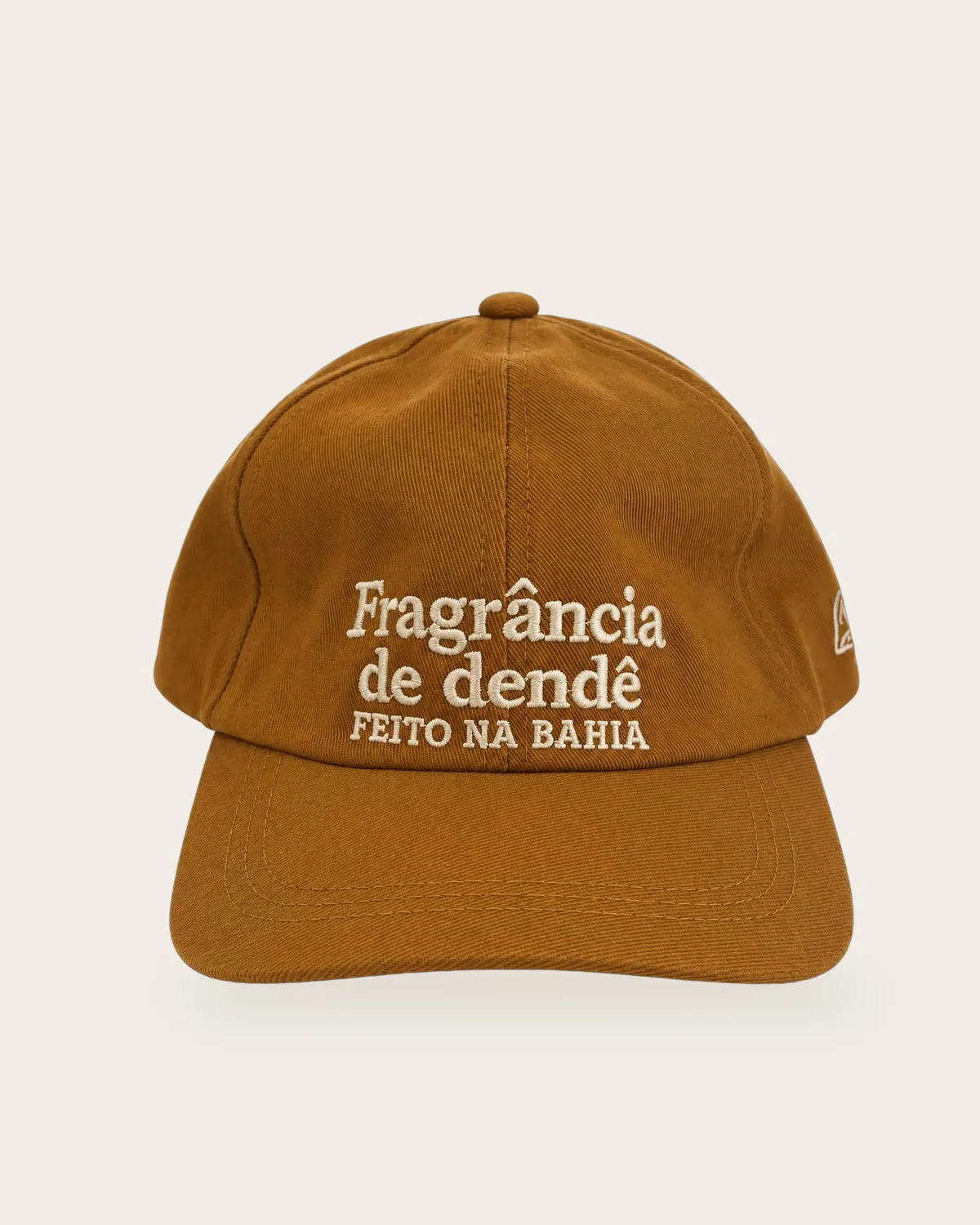 Boné Fragrância de dendê caramelo. Frase Fragrância de dendê. Feito na Bahia.