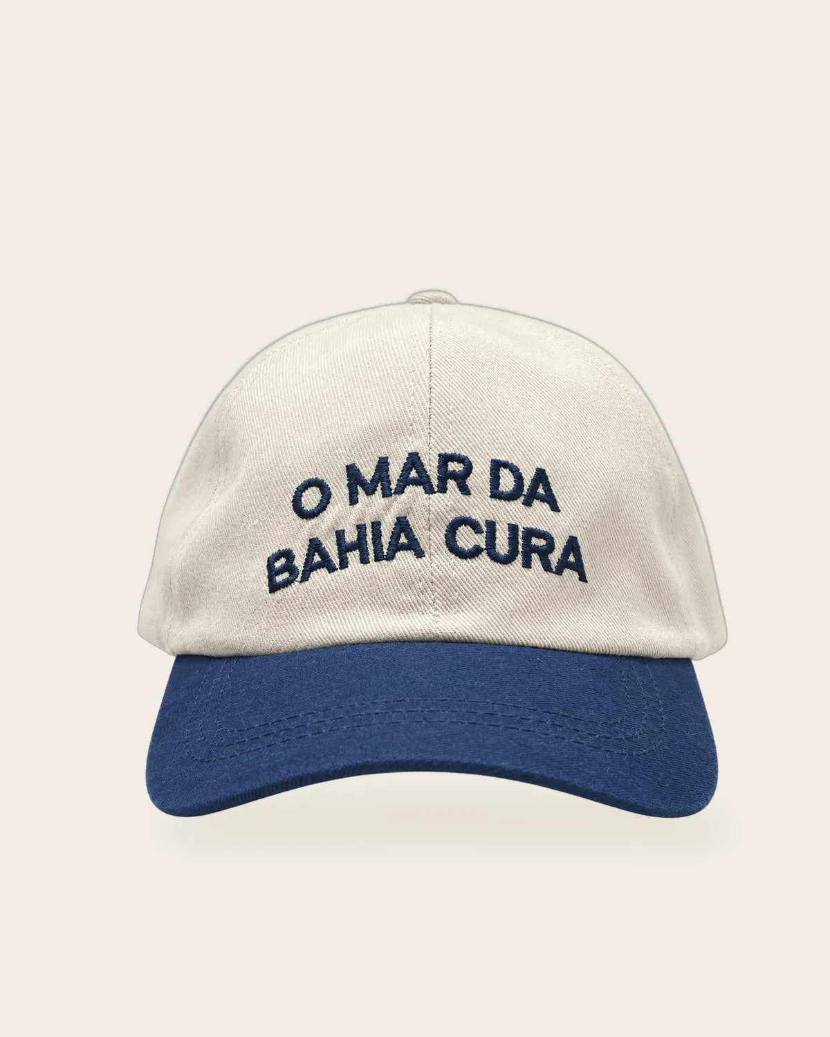 Boné O mar da Bahia cura creme e azul. Frase O mar da Bahia cura.