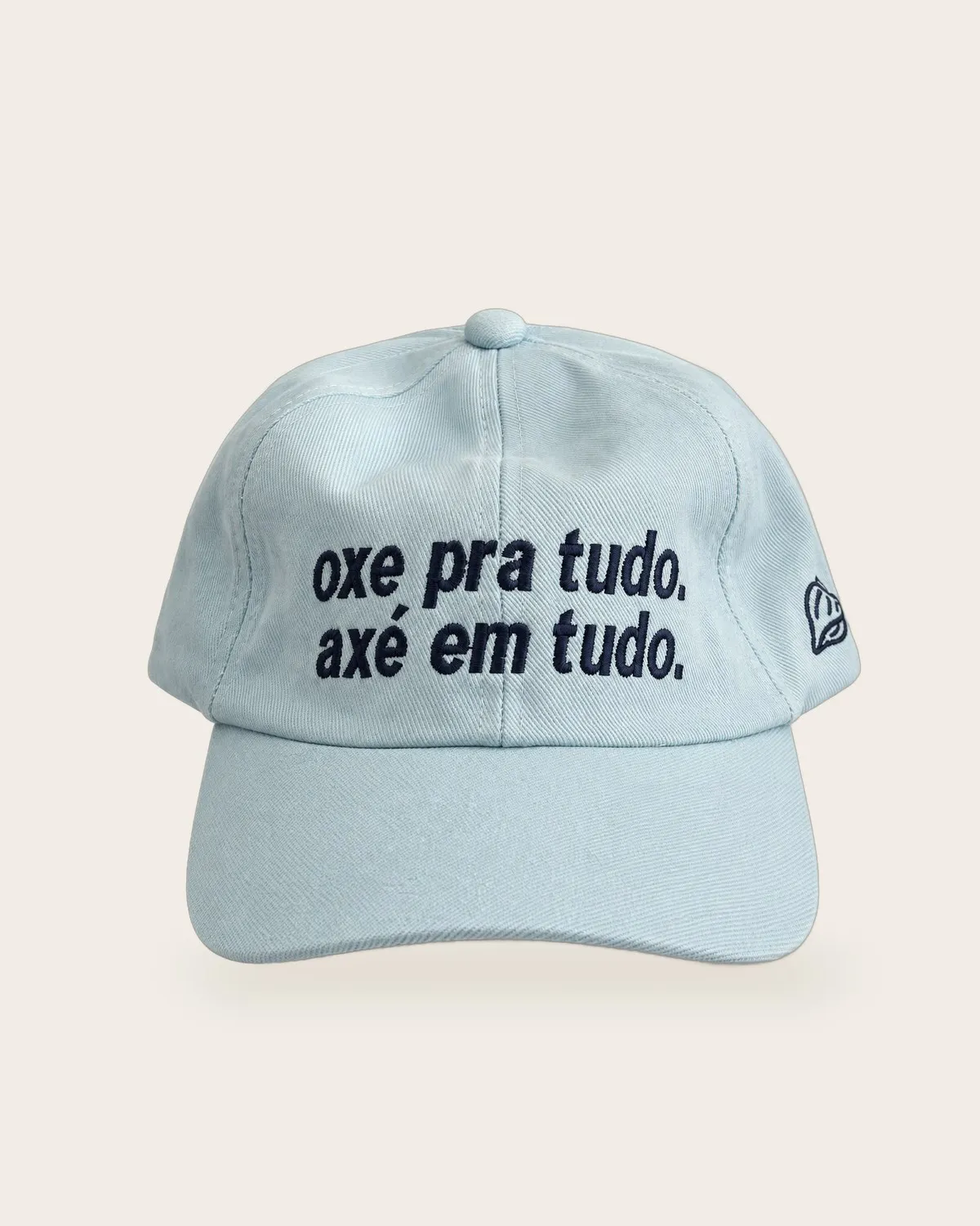 Boné Oxe pra tudo, axé em tudo azul-claro. Frase Oxe pra tudo. Axé em tudo.