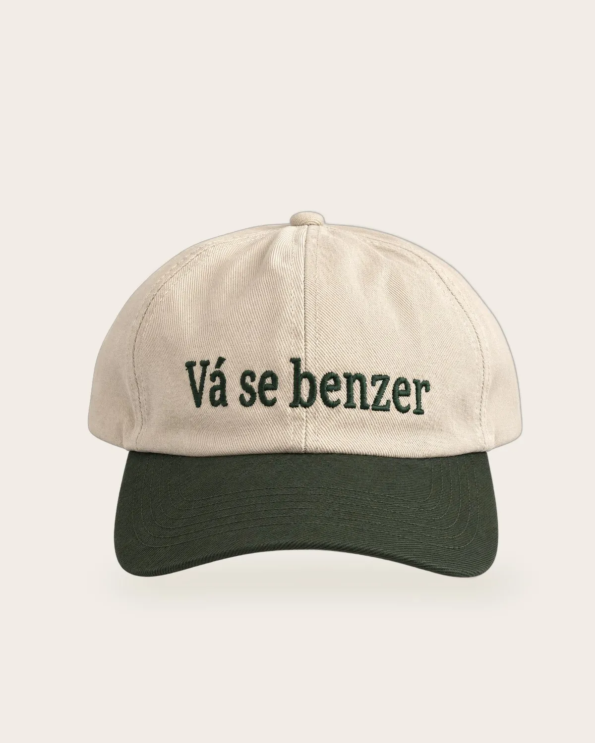 Boné Vá se benzer creme e verde. Frase Vá se benzer.