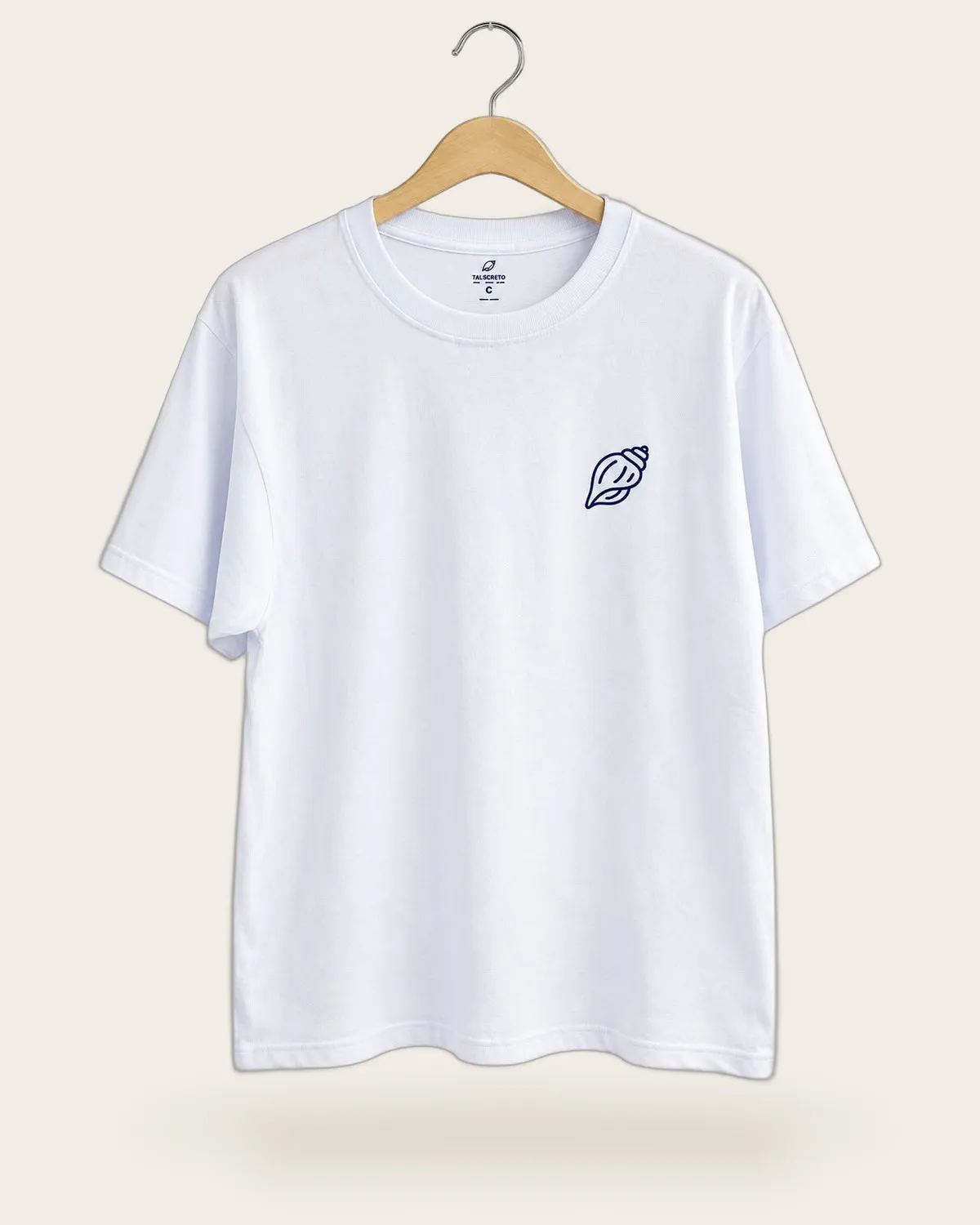 Camiseta Búzio branca. Frase O búzio da marca, bordado no peito.