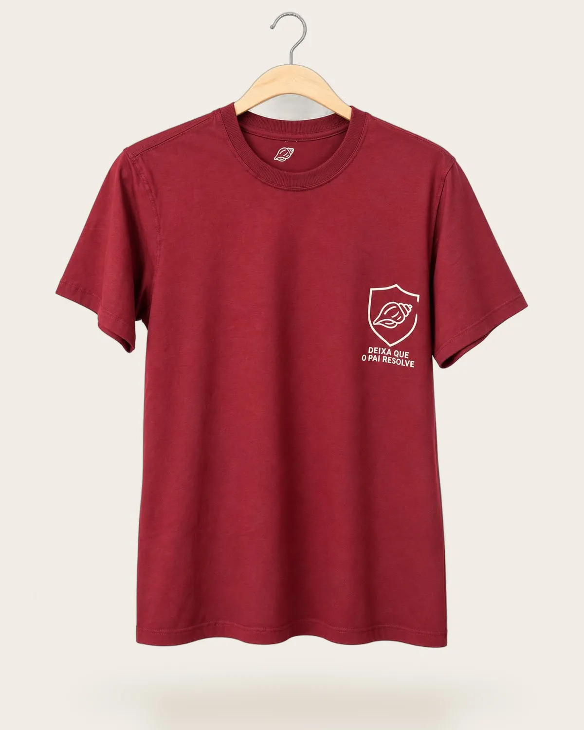 Camiseta Deixa que o pai resolve bordô. Frase Deixa que o pai resolve.