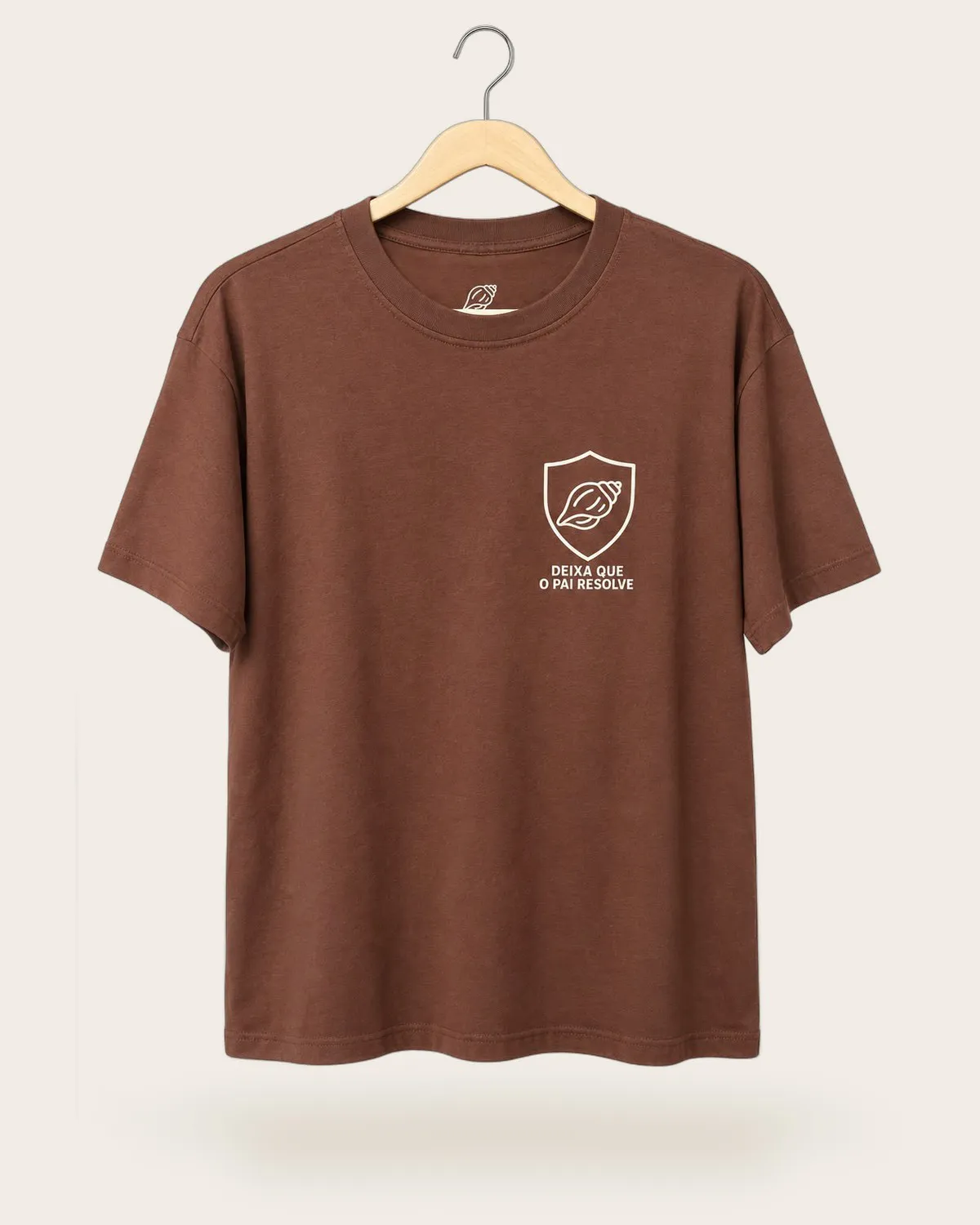 Camiseta Deixa que o pai resolve marrom. Frase Deixa que o pai resolve.