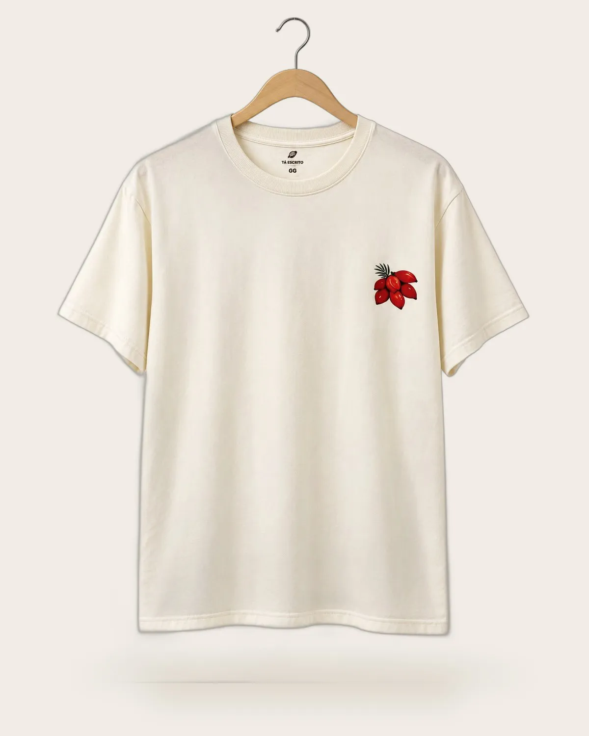 Camiseta Dendê off-white. Frase Um cacho de dendê, sem precisar dizer mais nada.