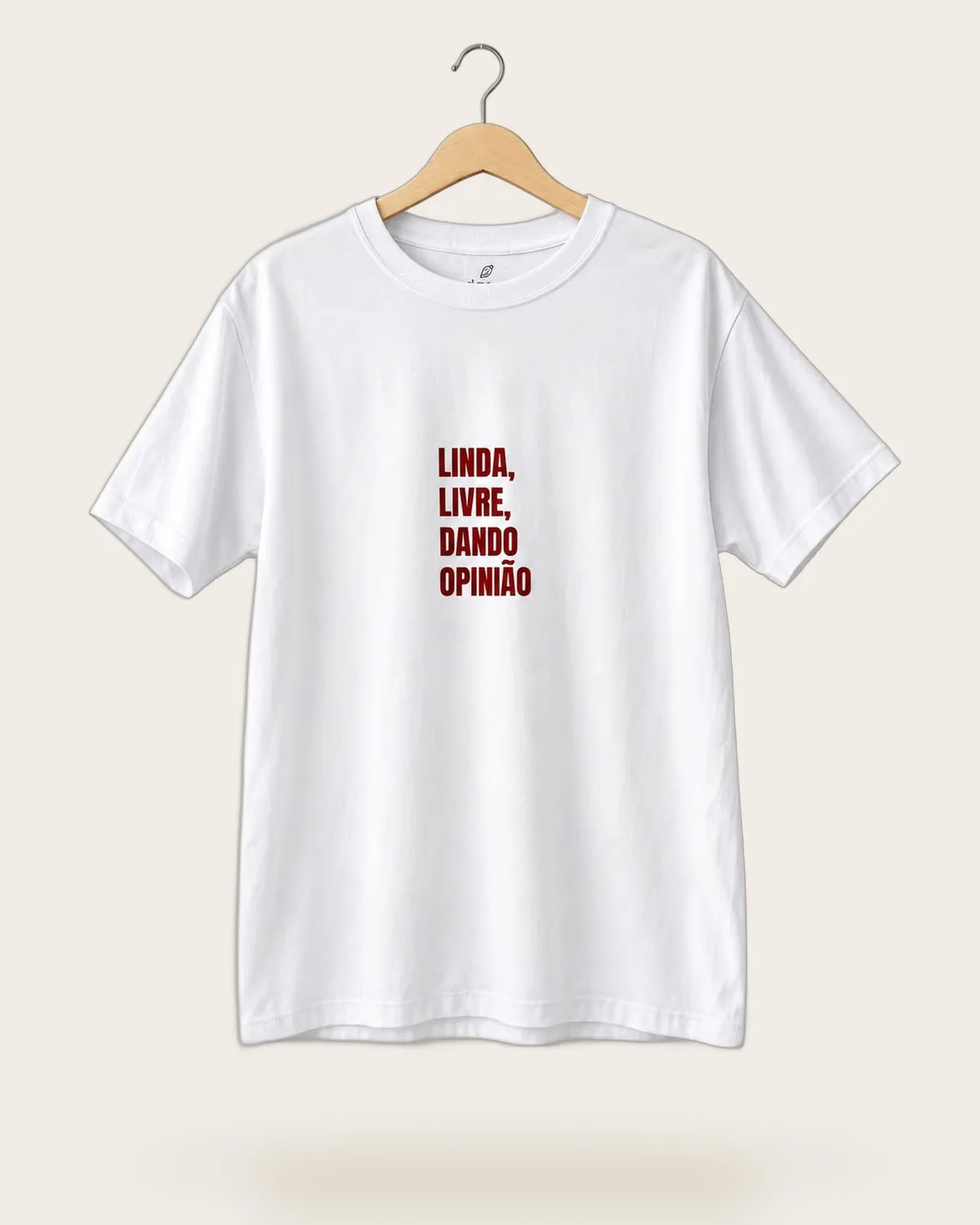 Camiseta Linda, livre, dando opinião branca. Frase Linda, livre, dando opinião.