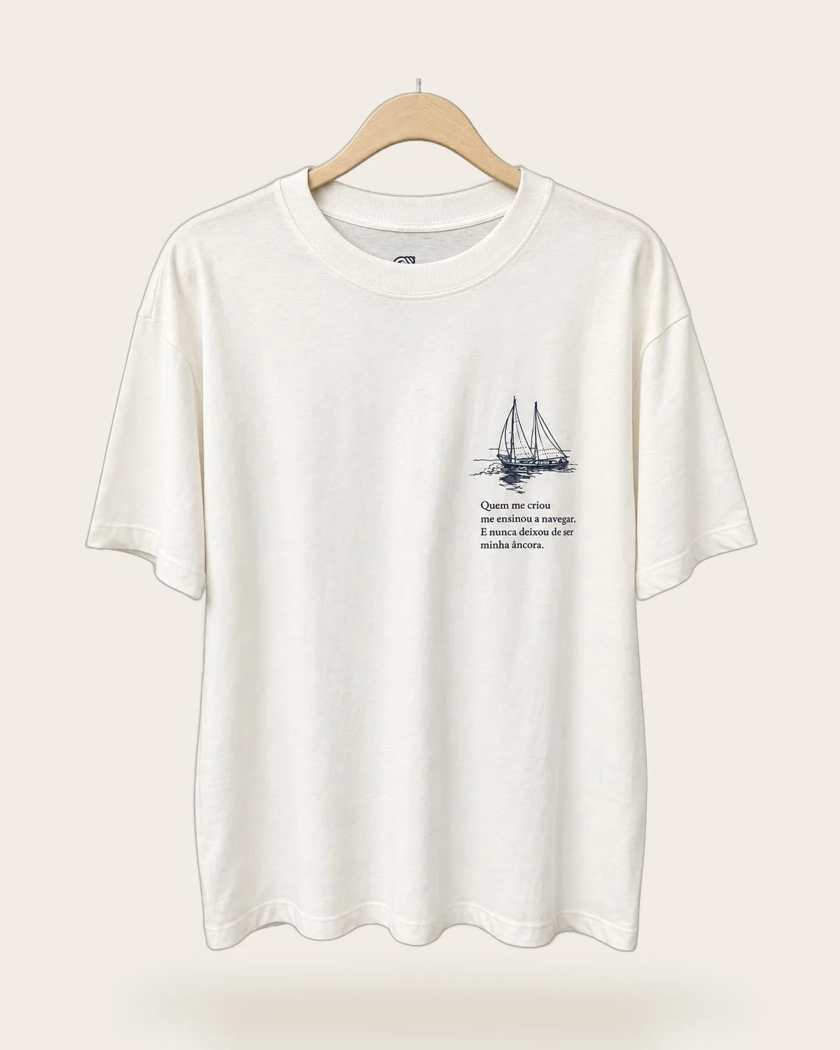 Camiseta Quem me criou off-white. Frase Quem me criou me ensinou a navegar. E nunca deixou de ser minha âncora.