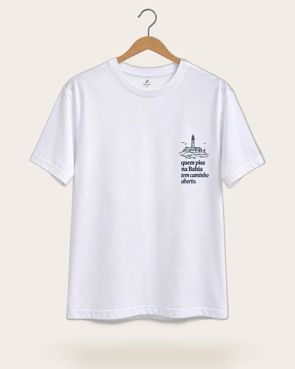 Camiseta Quem pisa na Bahia branca. Frase Quem pisa na Bahia tem caminho aberto.