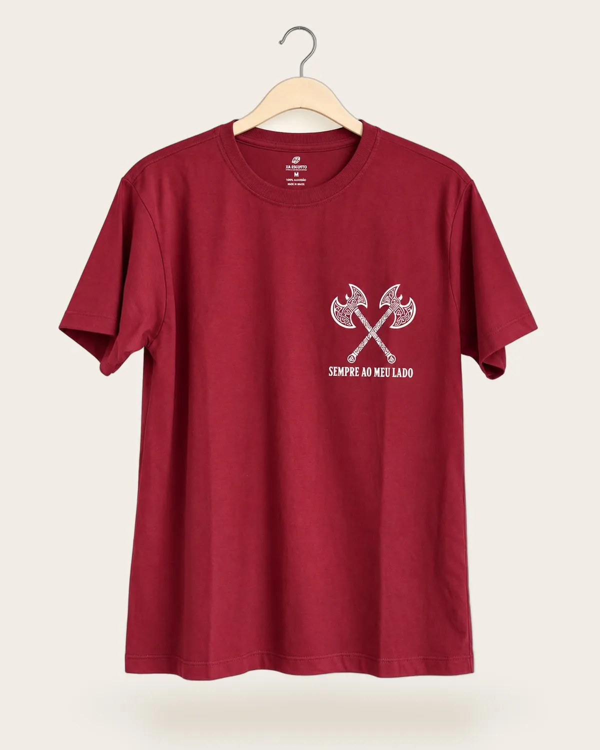 Camiseta Sempre ao meu lado bordô. Frase Sempre ao meu lado.