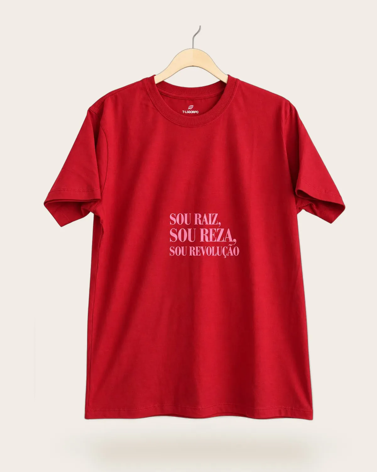 Camiseta Sou raiz, sou reza, sou revolução vermelha. Frase Sou raiz, sou reza, sou revolução.
